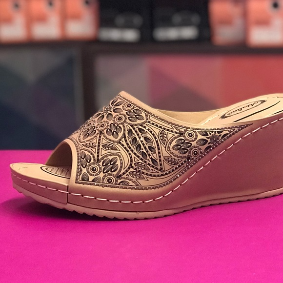 Last Pair! Italina Natural Beige Embroidered Peep Toe Floral Wedge Heeled Sandal - Picture 5 of 11